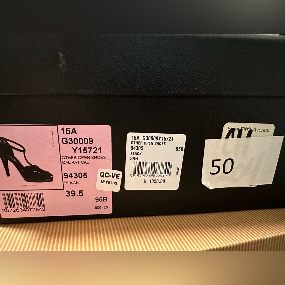 Chanel interlocking CC Logo T-strap pumps. Size 39.5 - Picture 4 of 9